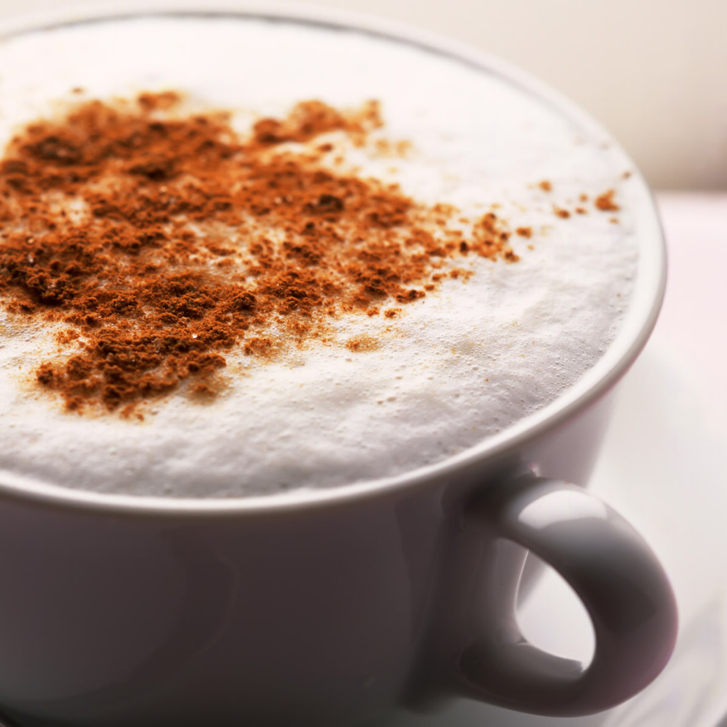 Чашка черного кофе с пенкой