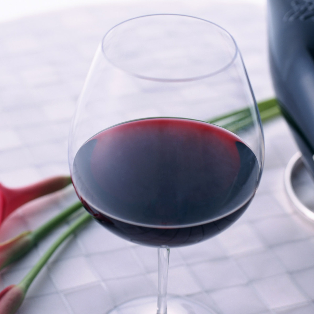 Бокал вина на столе. Бокал вина. Бокал красного вина на столе. Бокал с красным вином на столе.