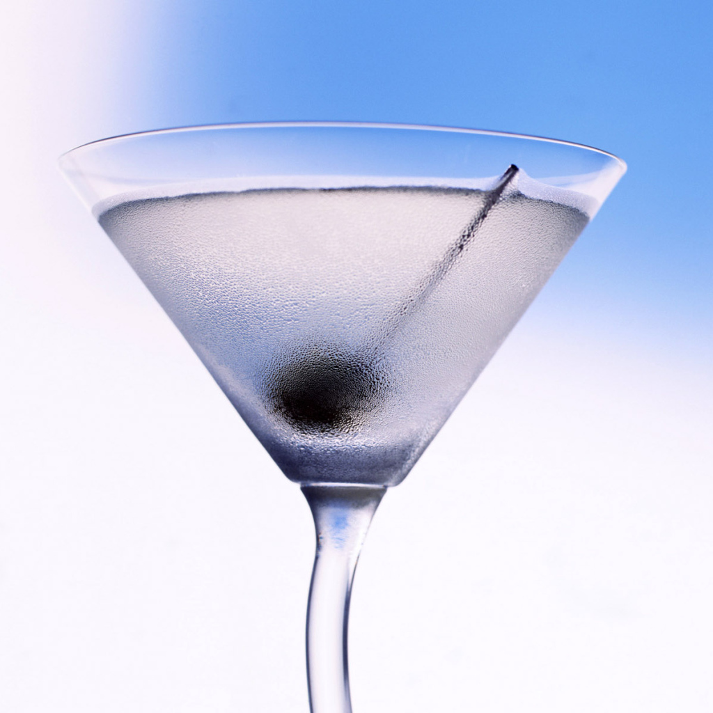 Красивый бокал с коктейлем