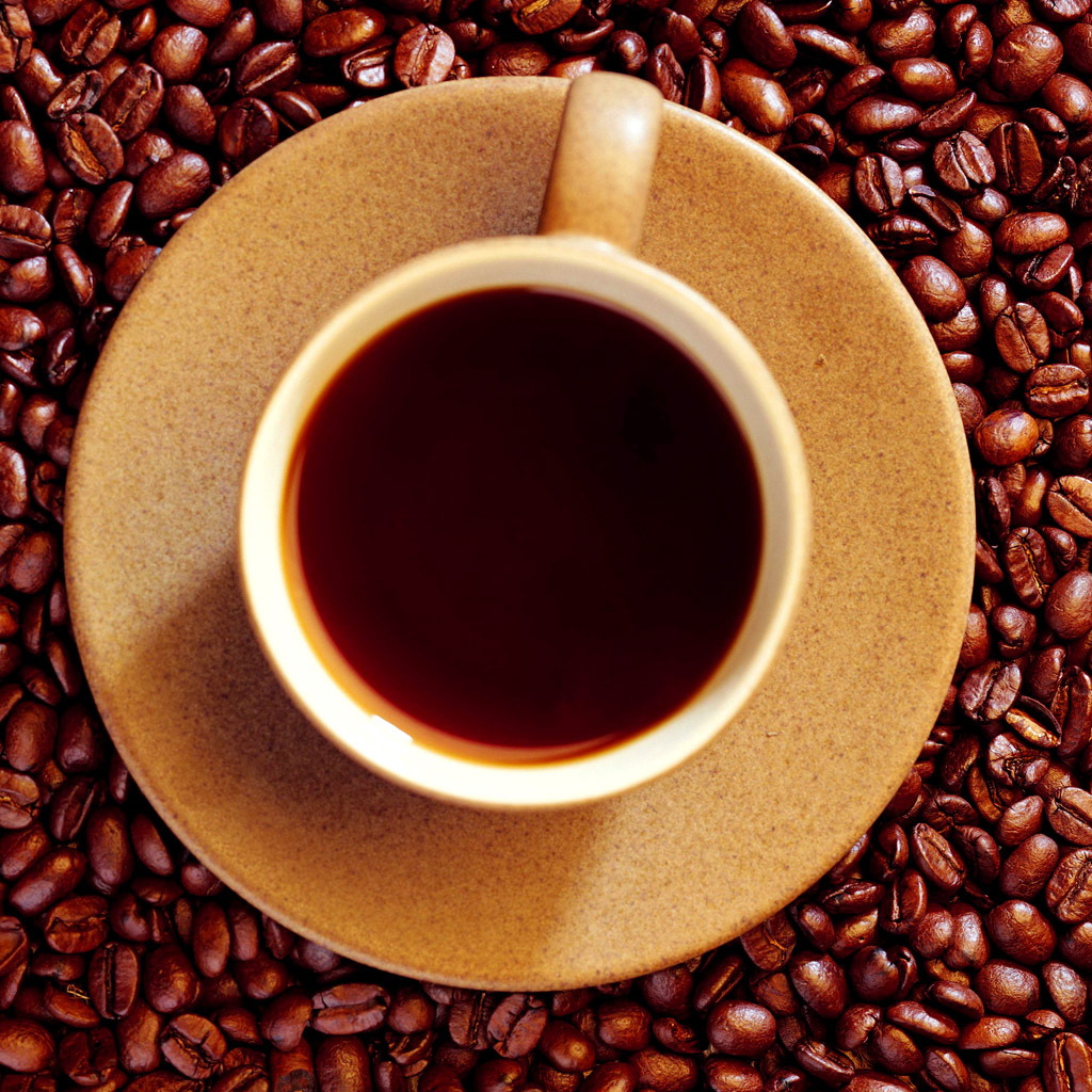 Кофейные зерна и чашка кофе