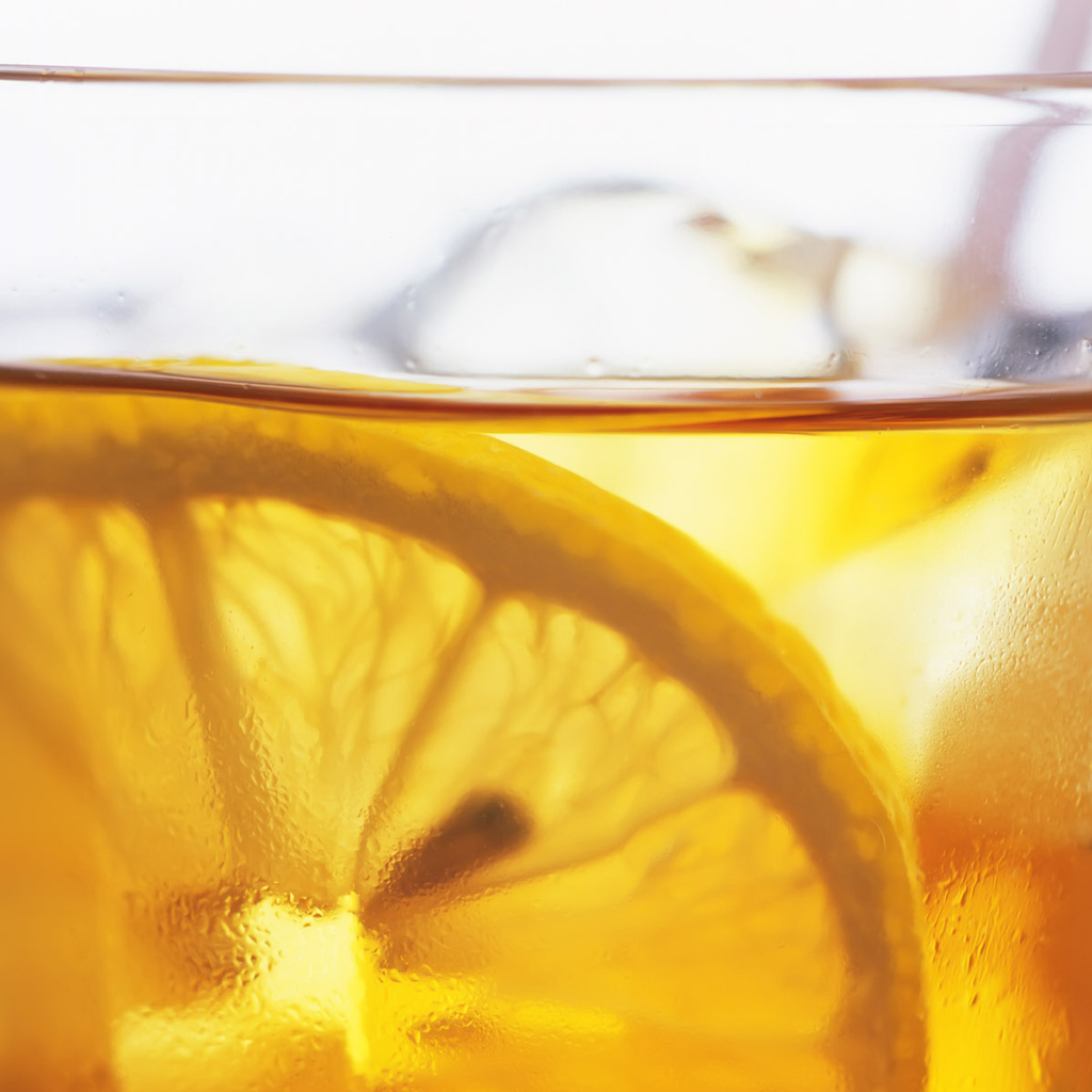 Холодный чай с лимоном