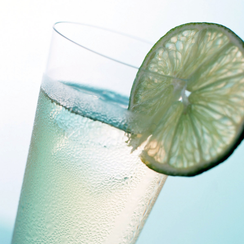 Прохладный напиток с лимоном