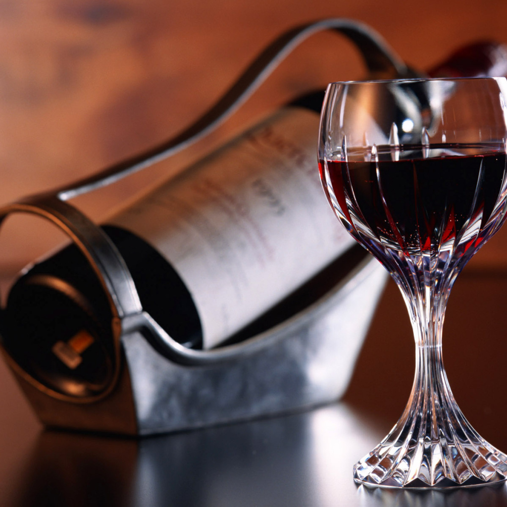 Бутылка и бокал вина