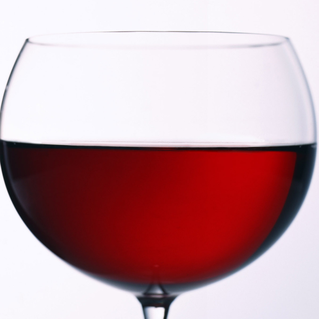 Широкий бокал вина