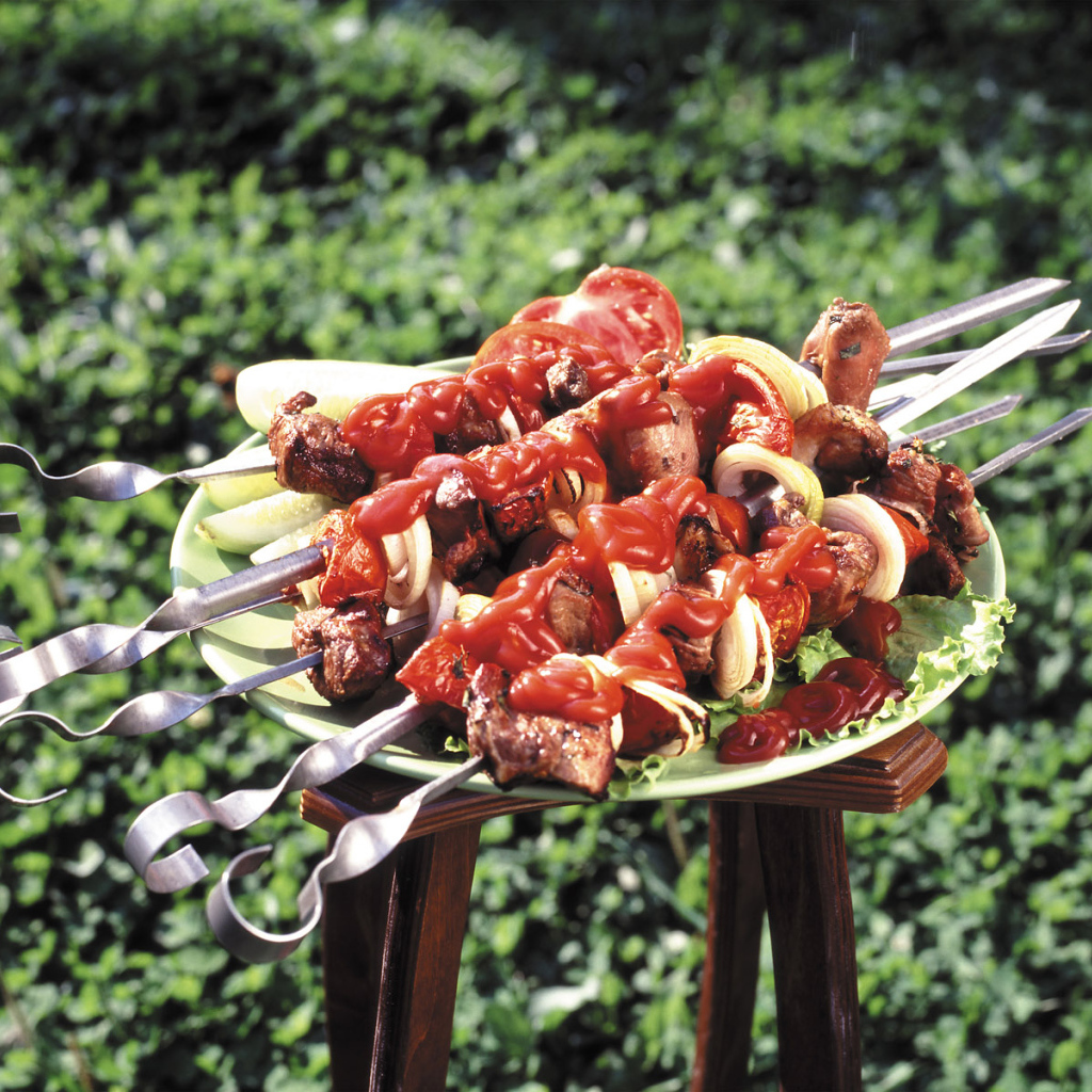 Блюдо с шашлыком барбекю