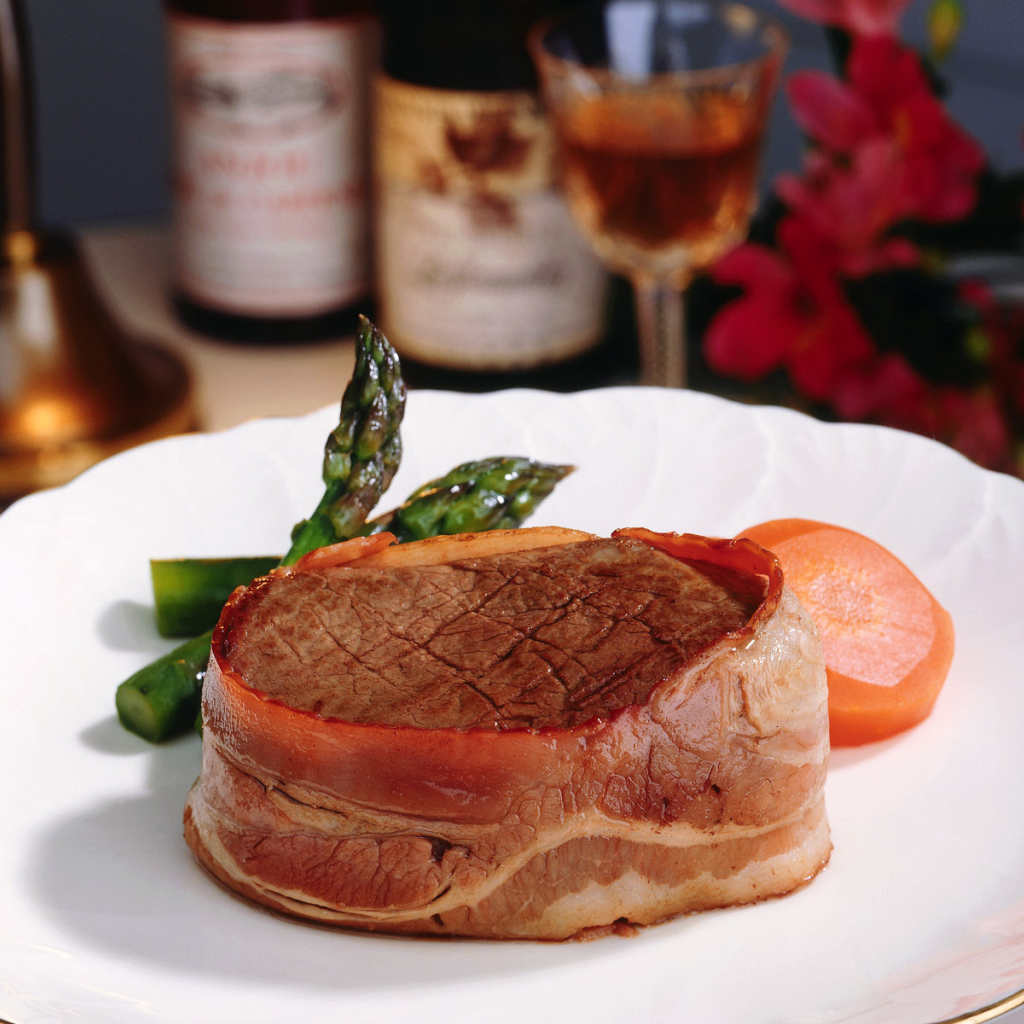 Большой кусочек жаренного мяса