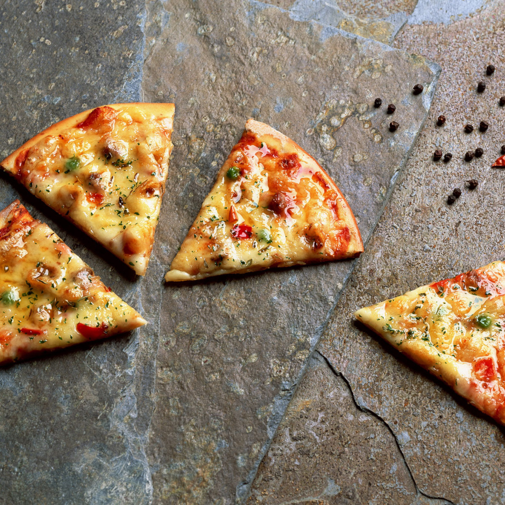 Аппетитные кусочки пиццы