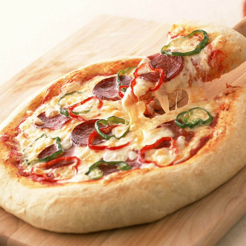 Пицца с колбасой