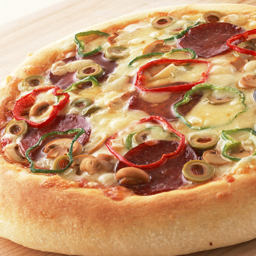 Пицца с колбасой и перцем