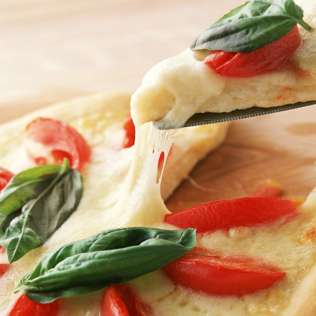 Пицца с кусочками помидора