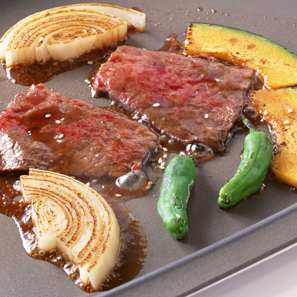 Куски рыбьего мяса на плите