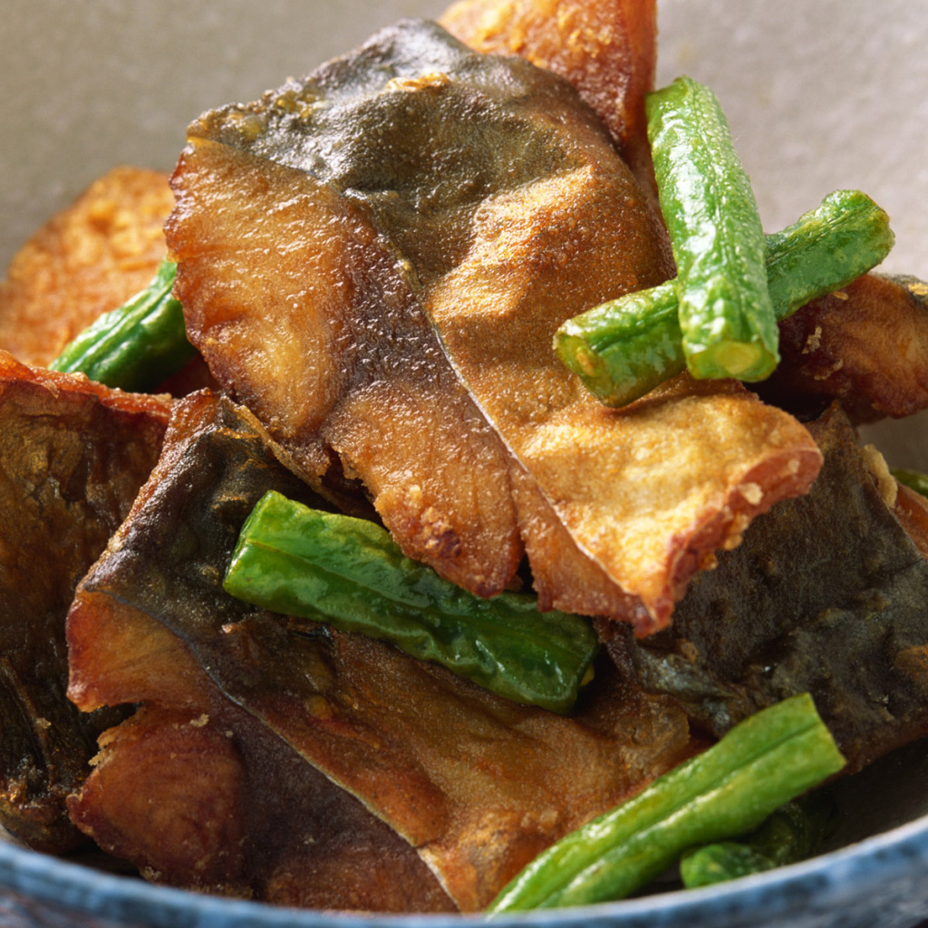 Кусочки рыбы приправленные фасолью