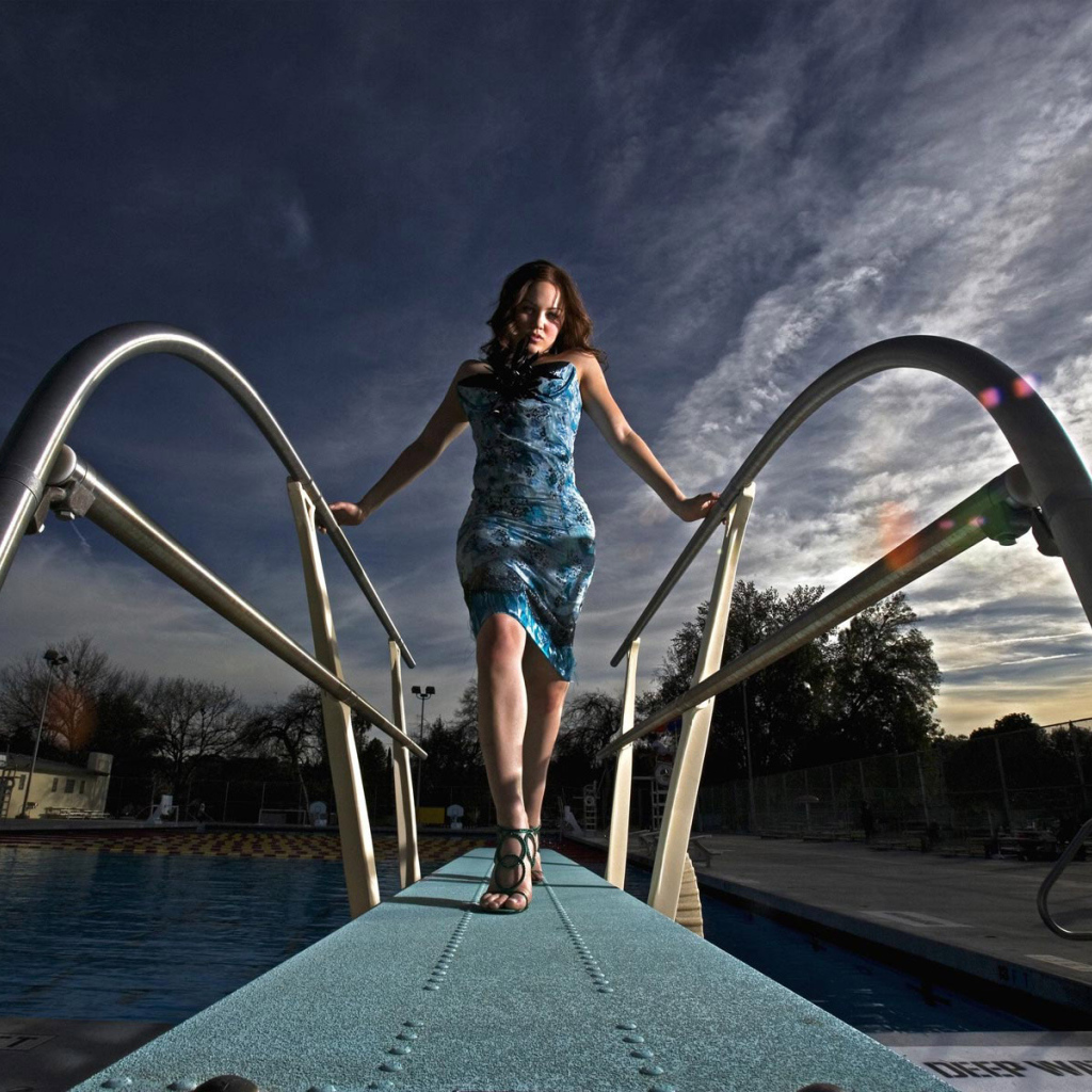 Красавица у бассейна