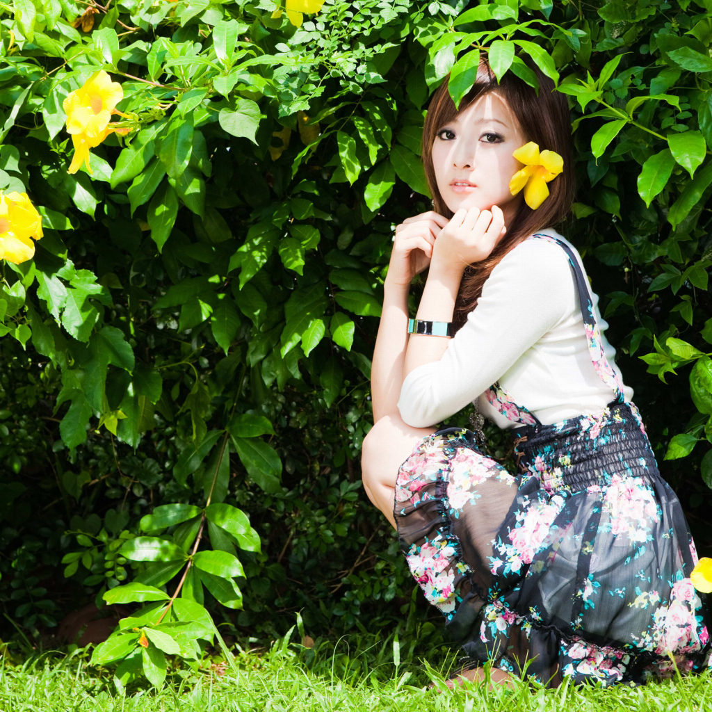 Девушка в саду