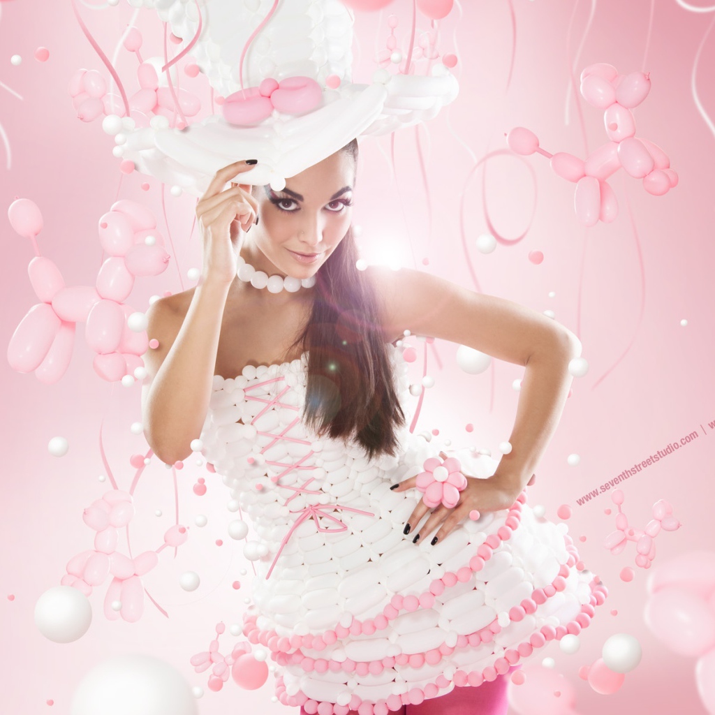 Красивая девушка в розовом