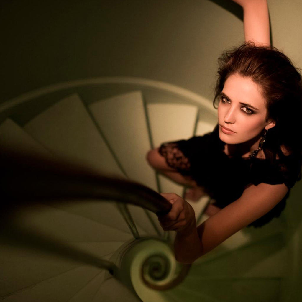 Девушка на лестнице