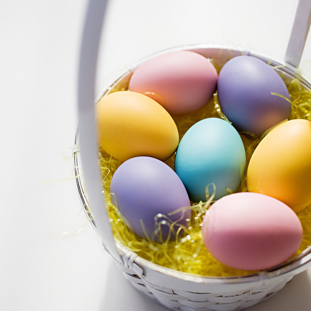 Корзинка с пасхальными яичками