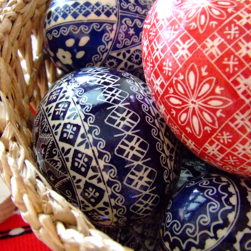 Синие и красные Пасхальные яйца