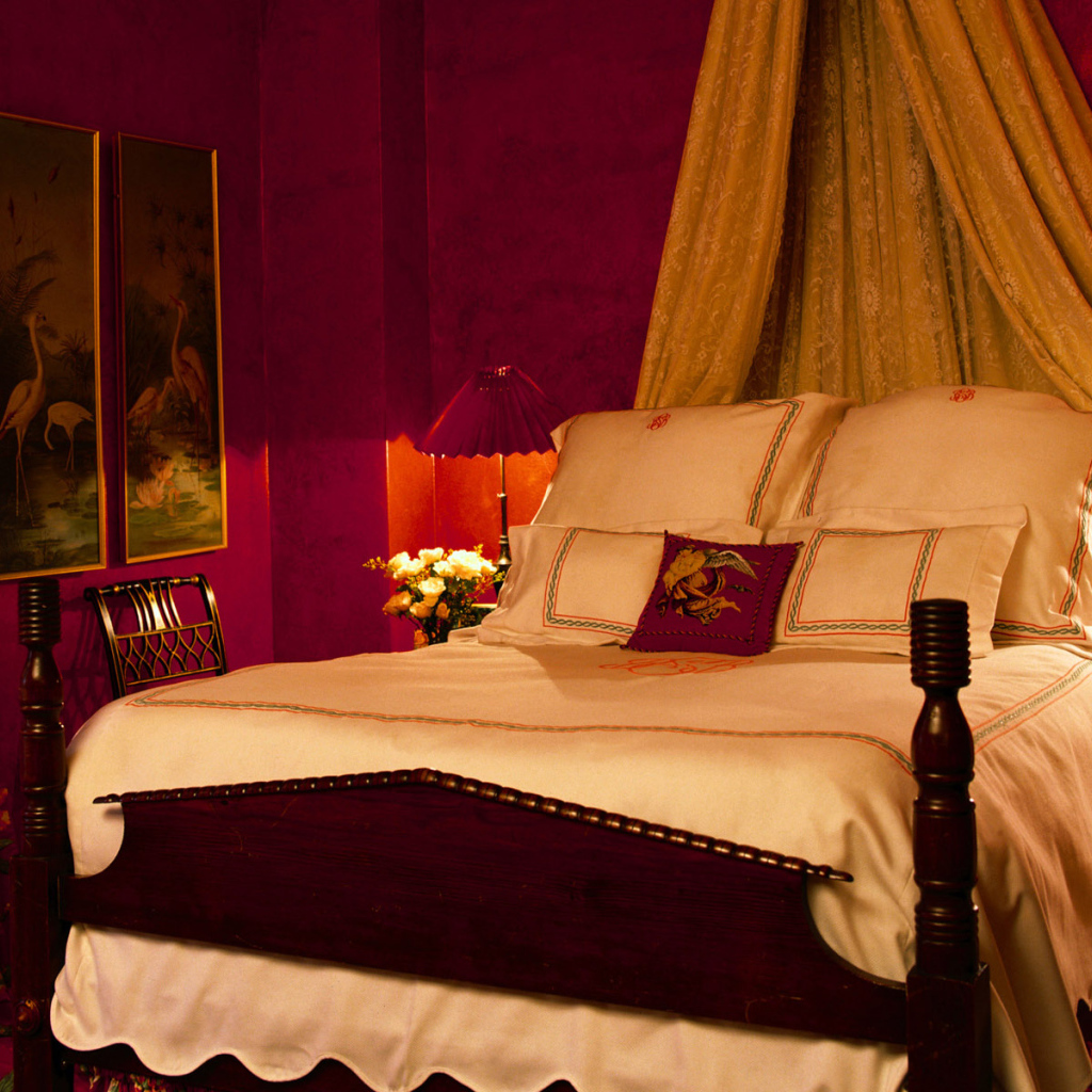 Спальня в красных тонах