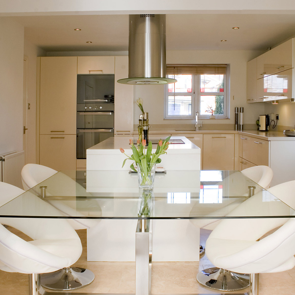 Стеклянный кухонный стол