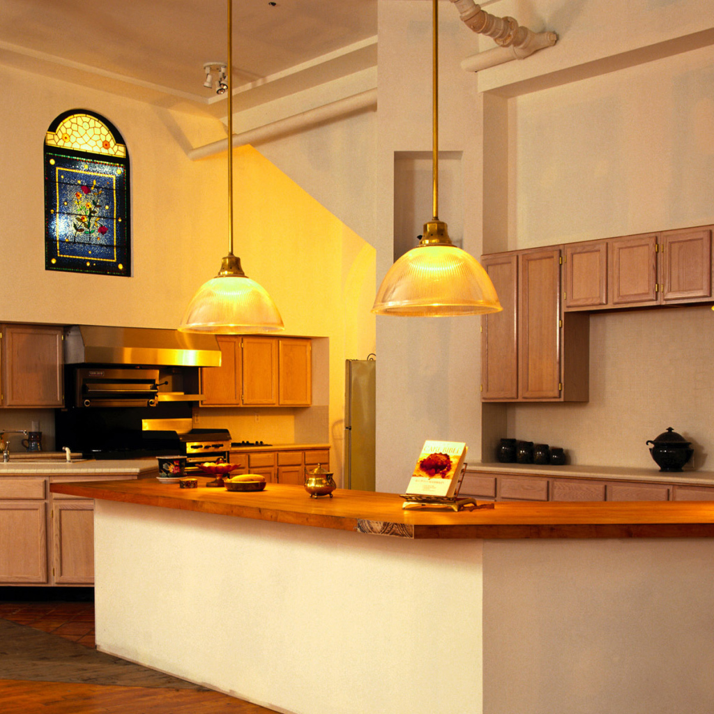 Большая светлая кухня