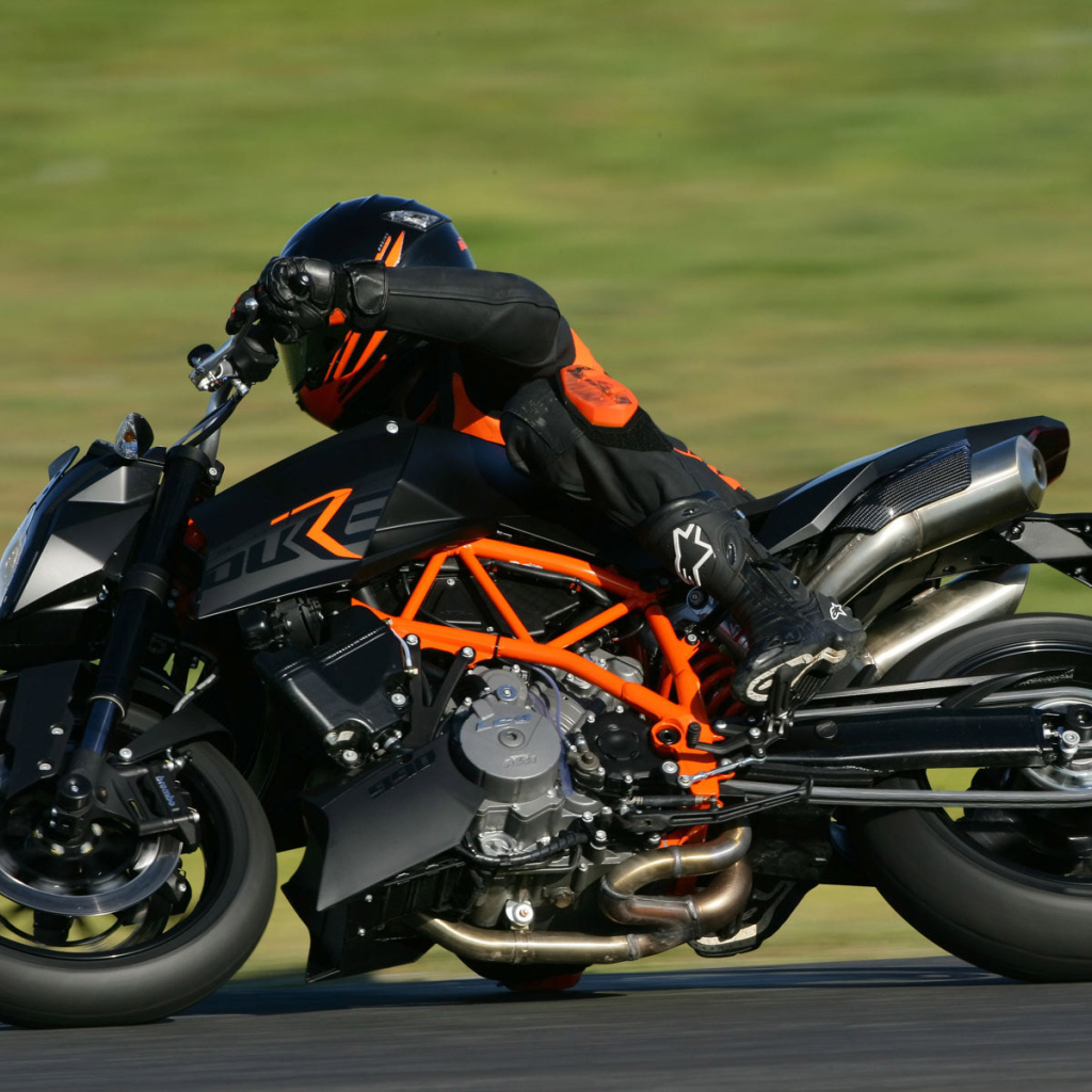 На огромной скорости