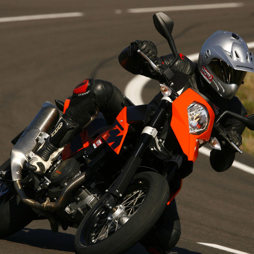 Черный спортивный мопед