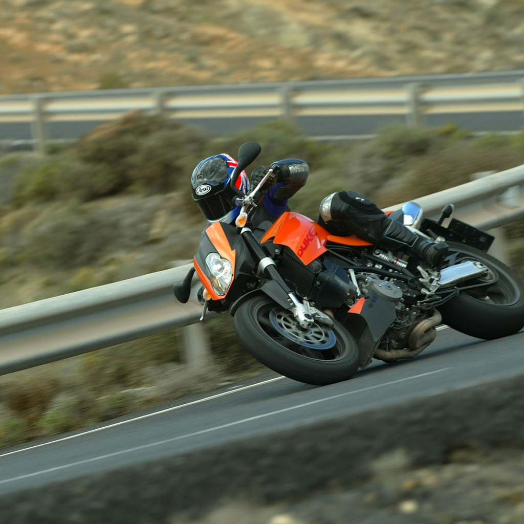 Спортивный байк на дороге