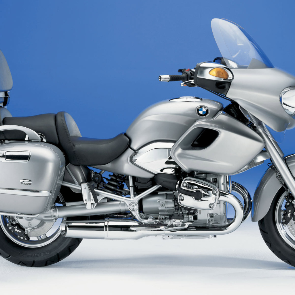 Серый мотоцикл BMW