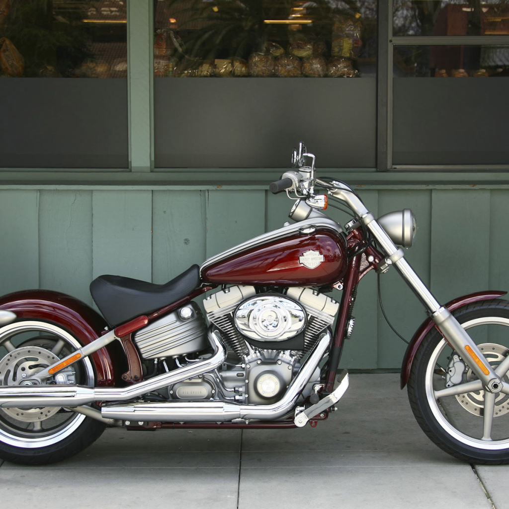 Мотоцикл Harley Davidson вид сбоку