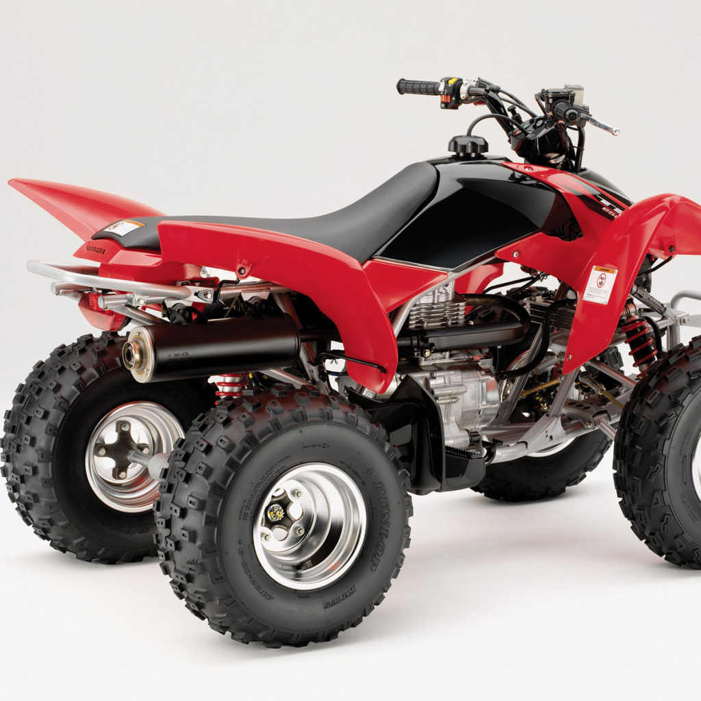 Красный спортивный Honda квадроцикл