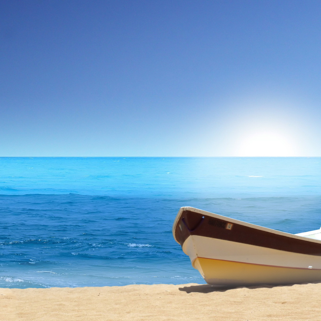 Лодка на морском пляже