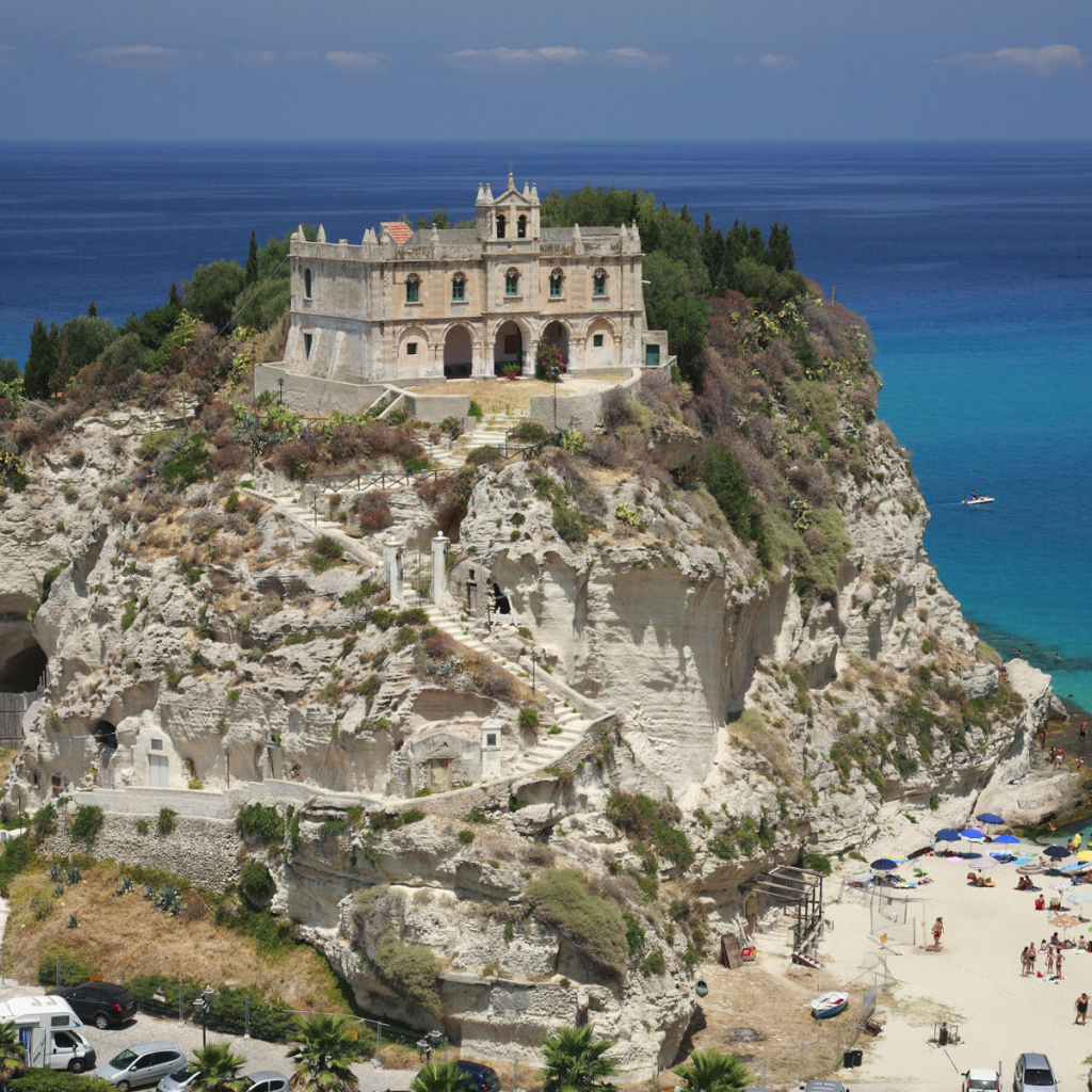 Замок на берегу моря