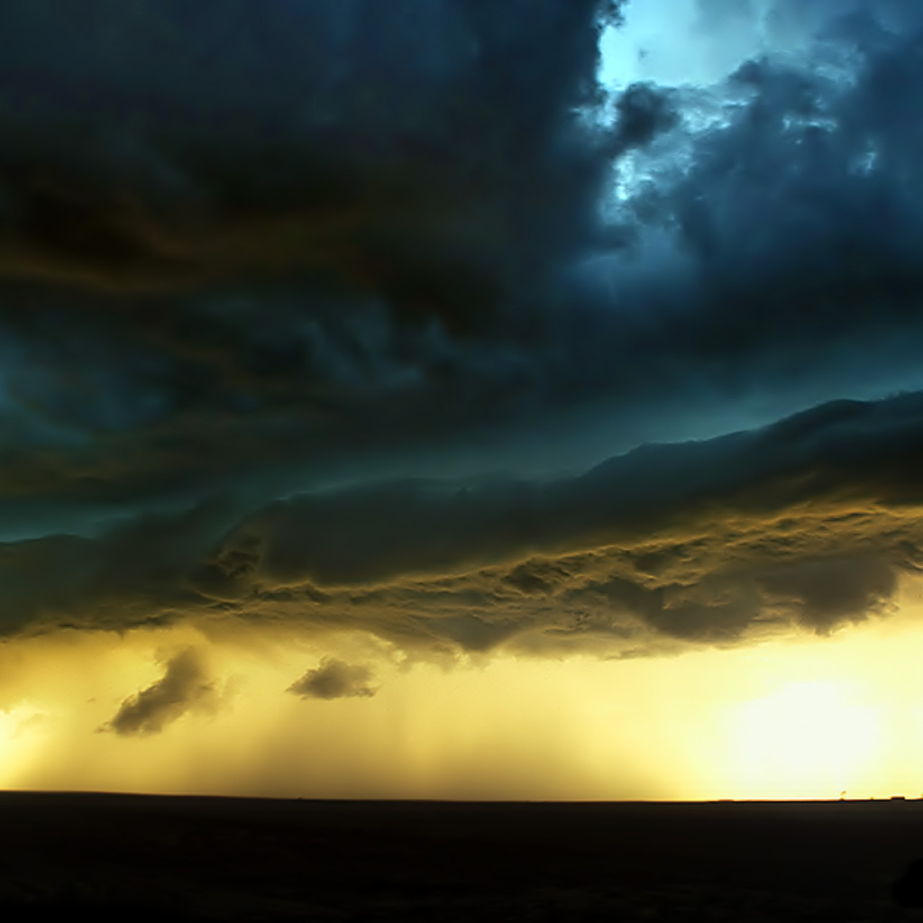 Грозовые тучи на закате