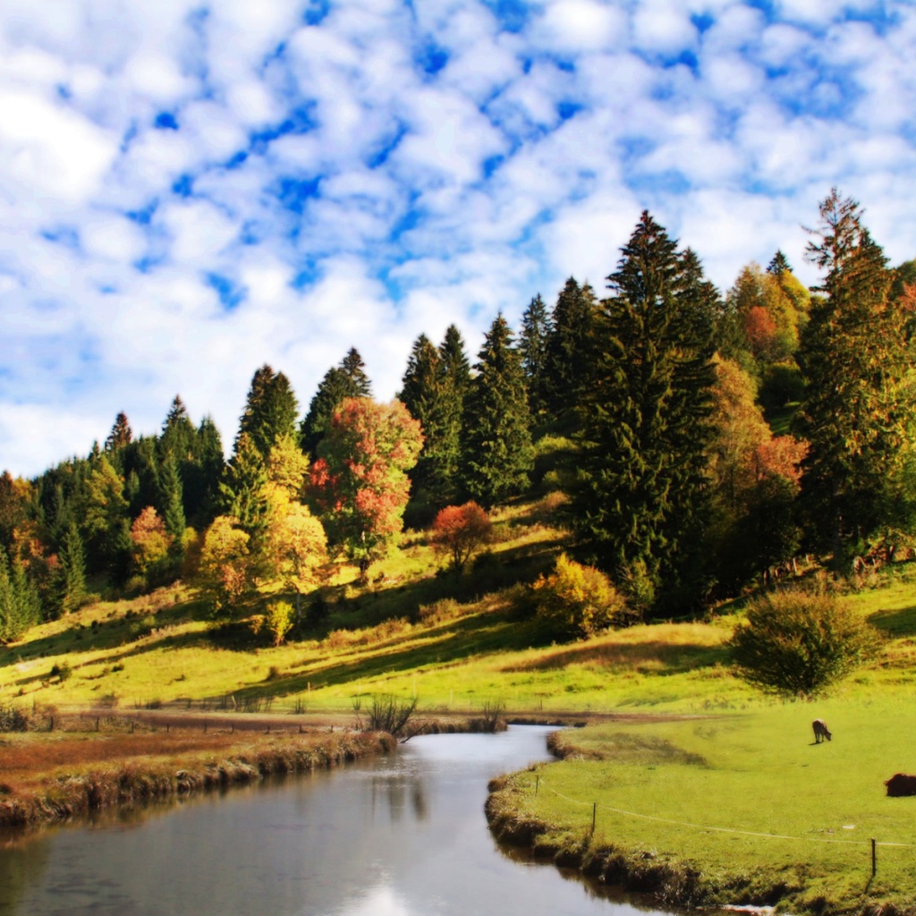 Облака над холмом