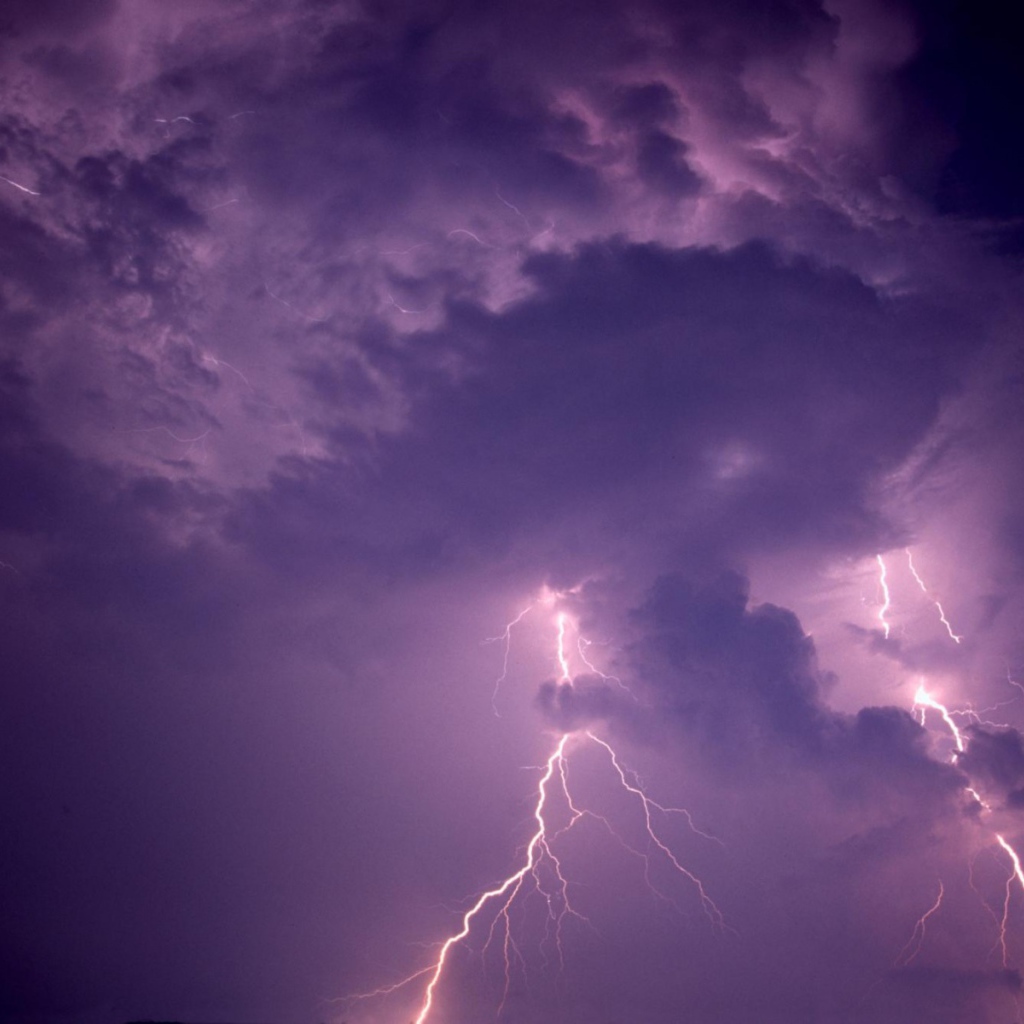 Яркая вспышка молнии
