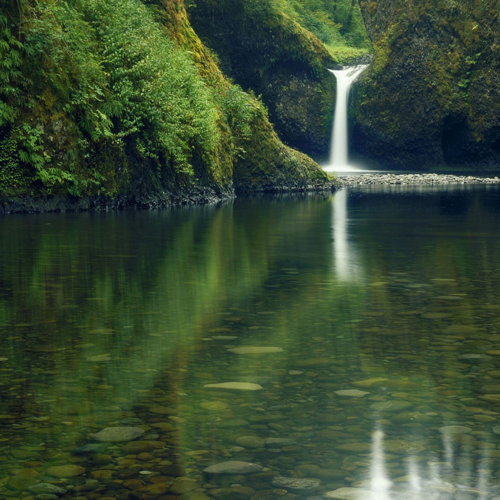 красивый водопад