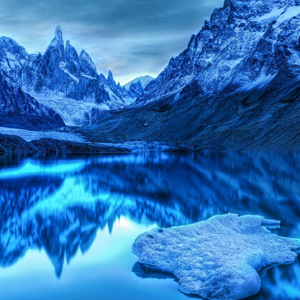 Чистое озеро высоко в горах