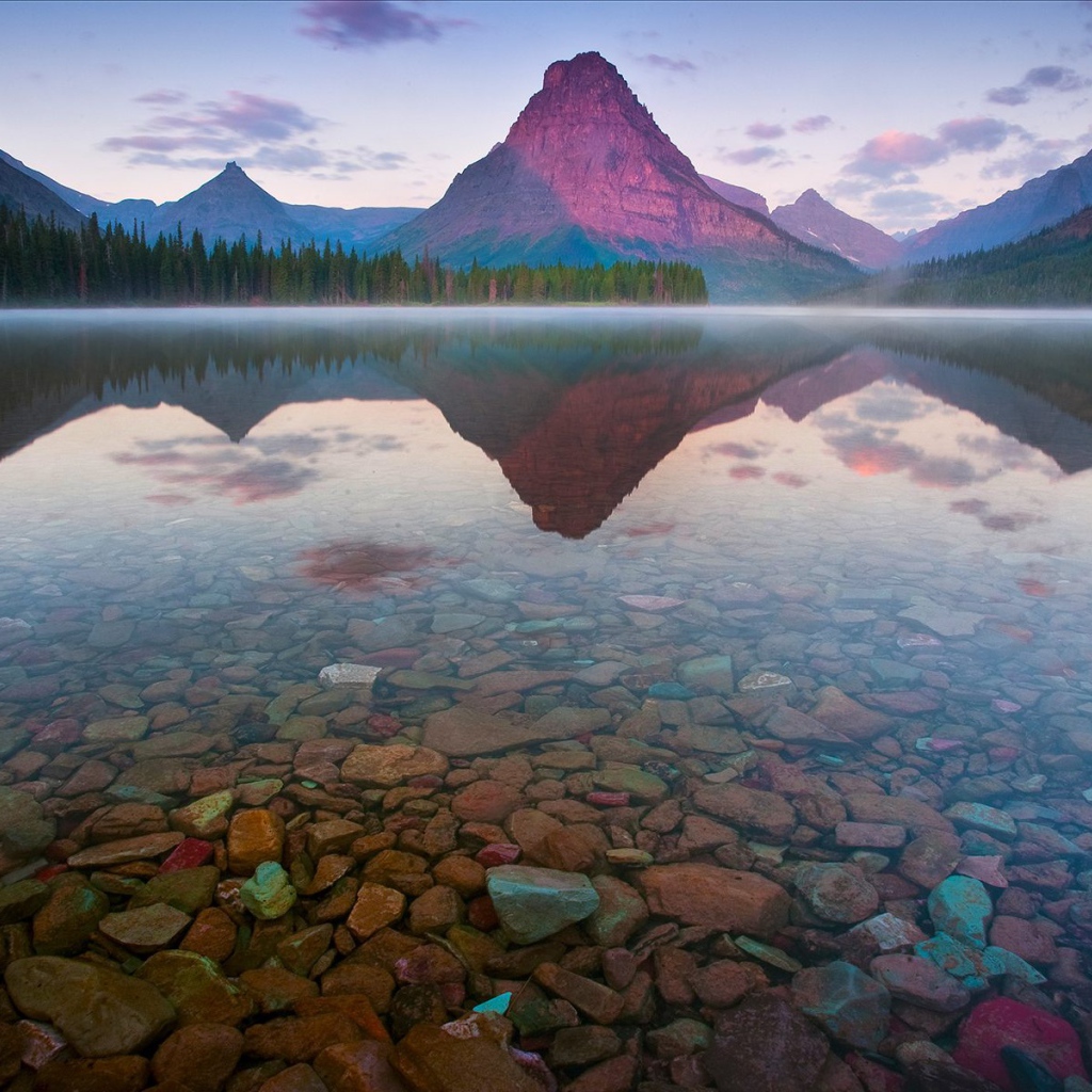 Кристально чистое горное озеро