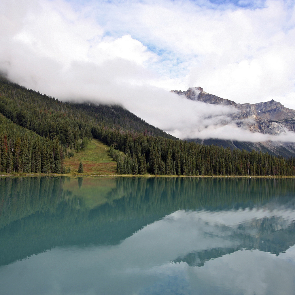 Кристально чистое озеро