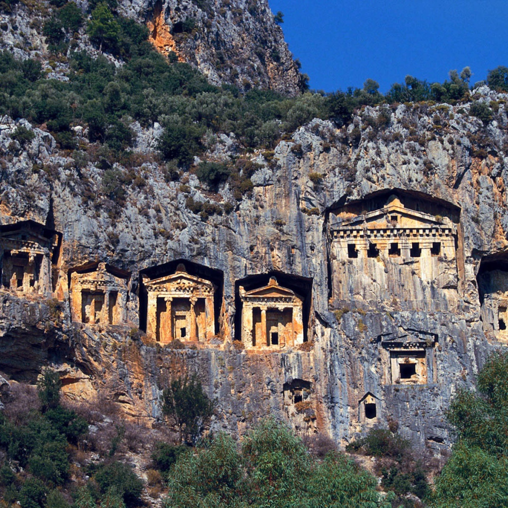 Деревня высеченная в горах