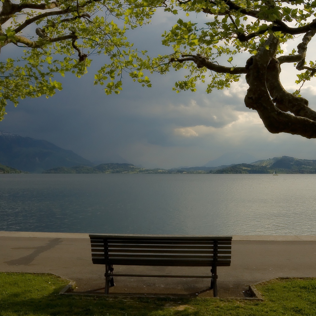 Спокойное озеро у подножия гор