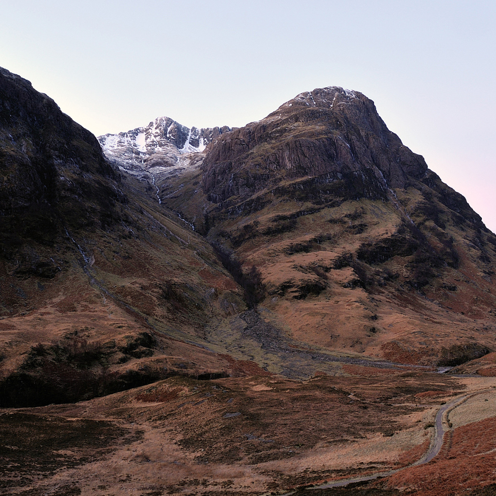 Долина у подножия гор