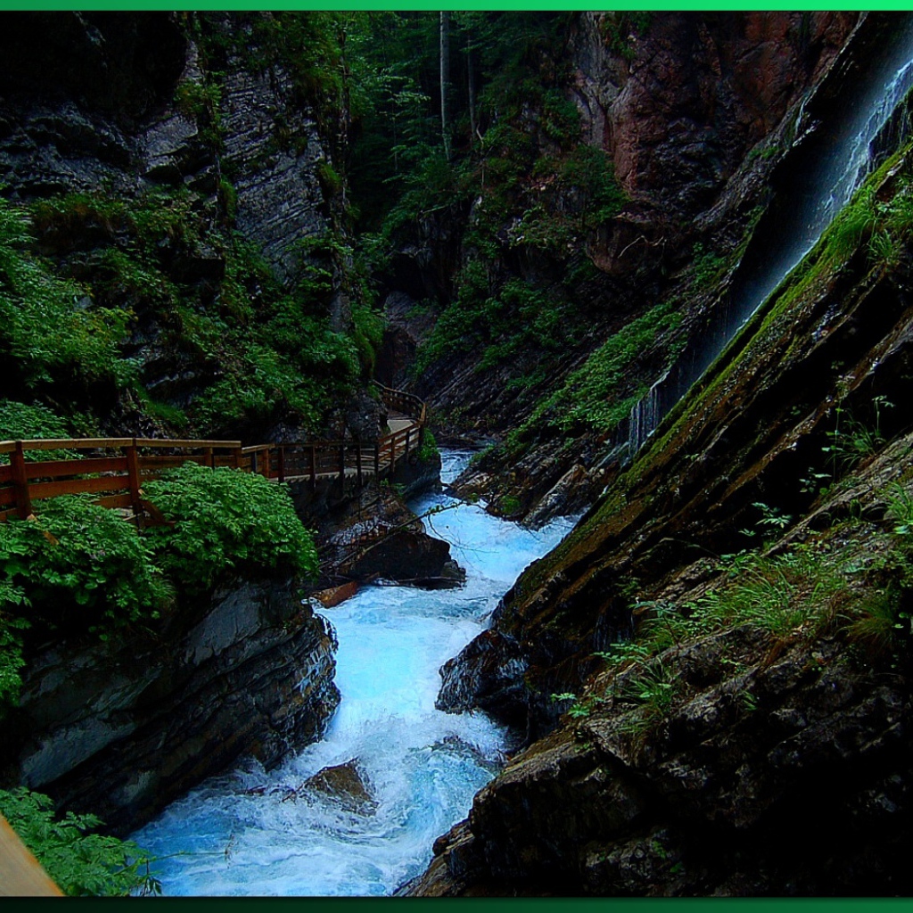 Дорожка вдоль горной реки