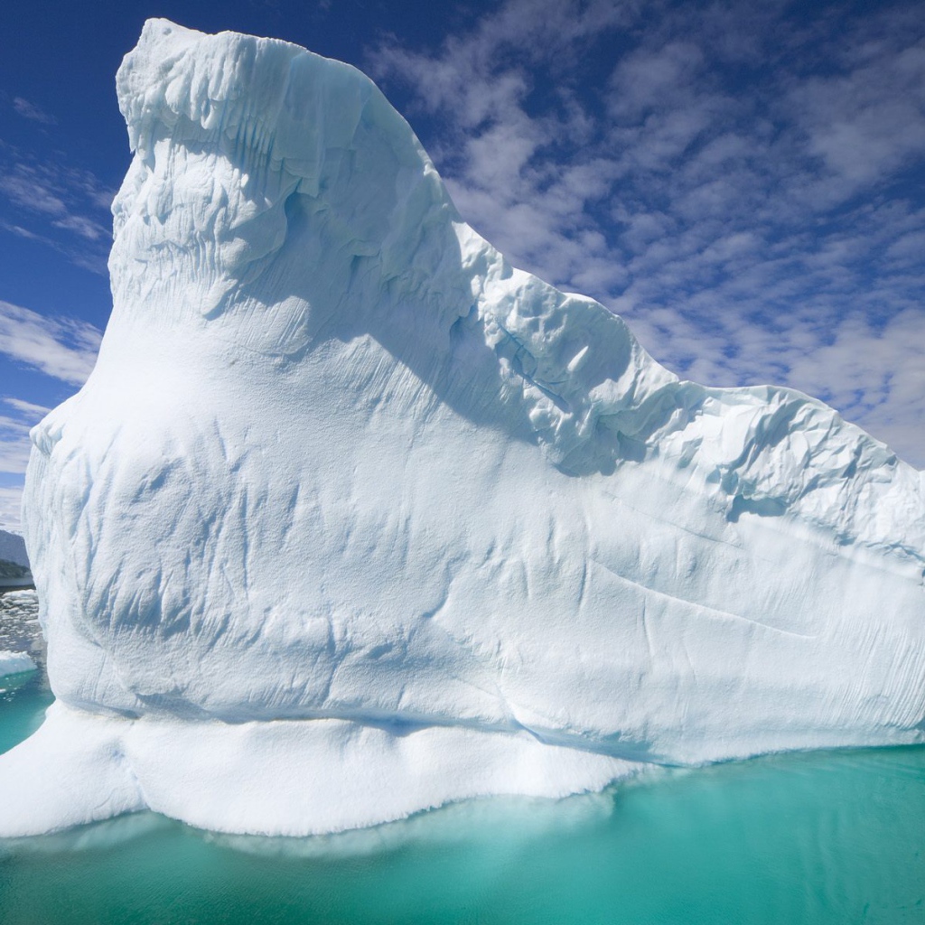 Огромный айсберг
