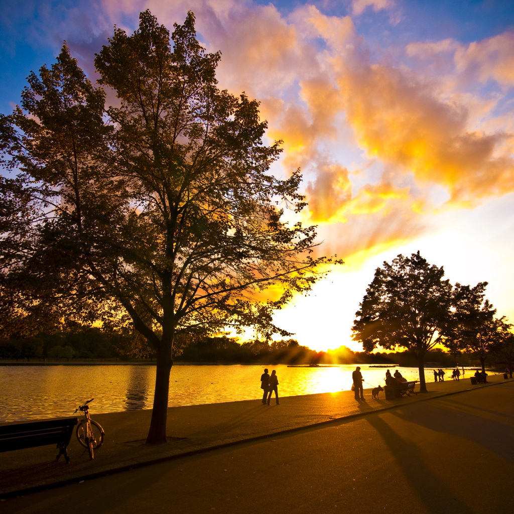 Красивый закат у реки