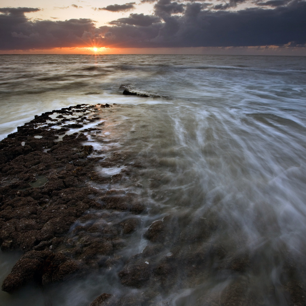 Омывающиеся морем камни