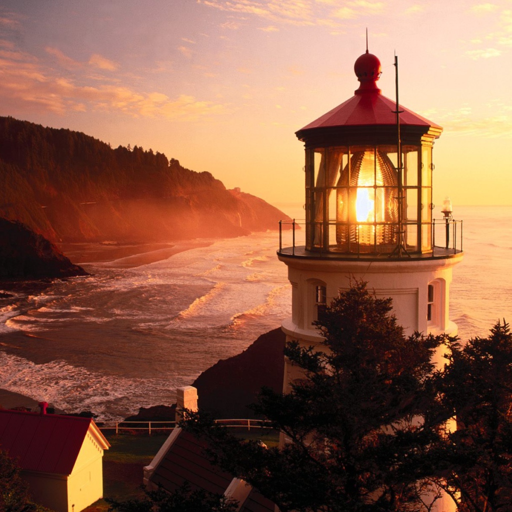 Свет маяка на закате