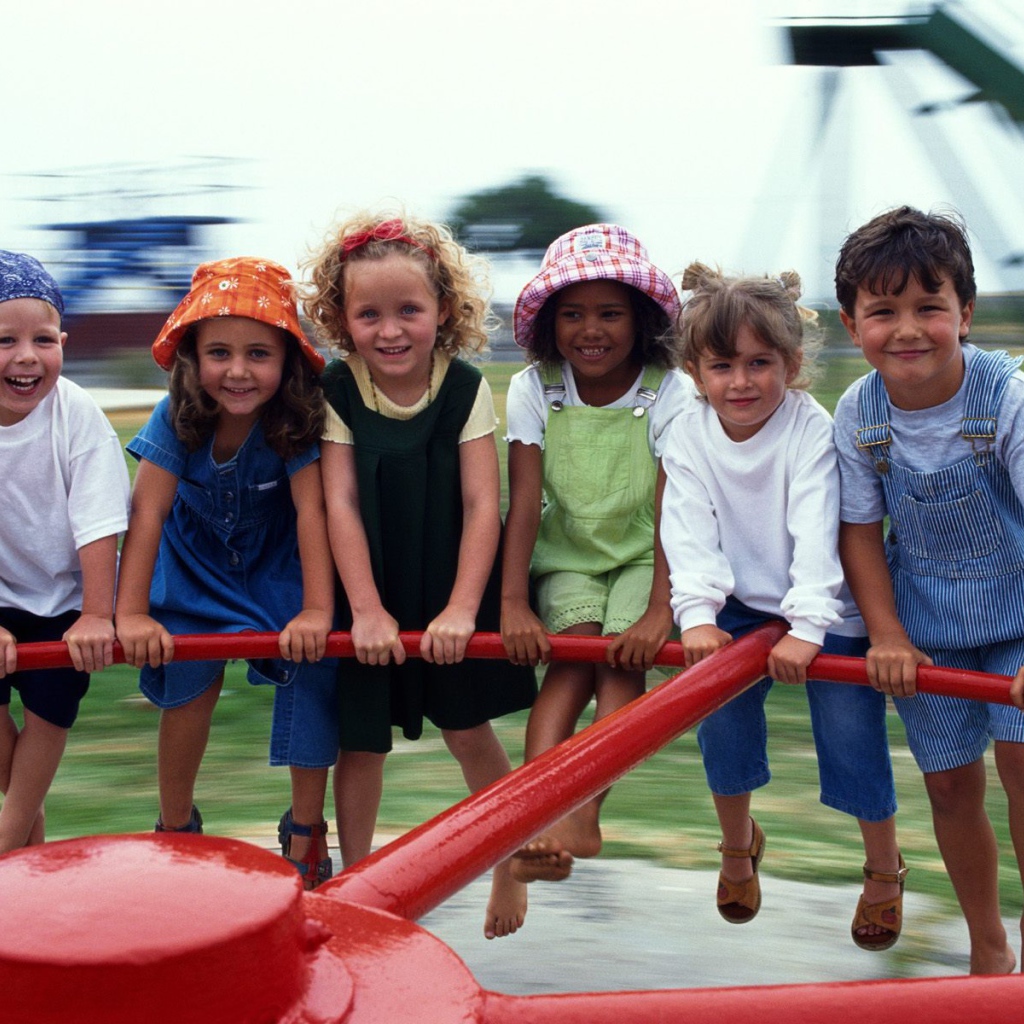 девочки в школе. школьники на контрольной. школьники фотосток. дети на уроке. учащиеся спешили.