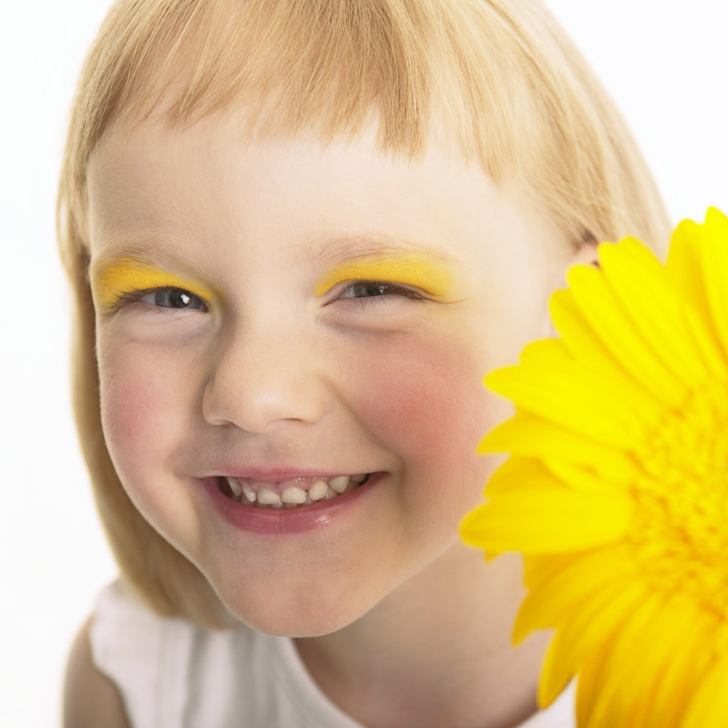 Девочка с цветком